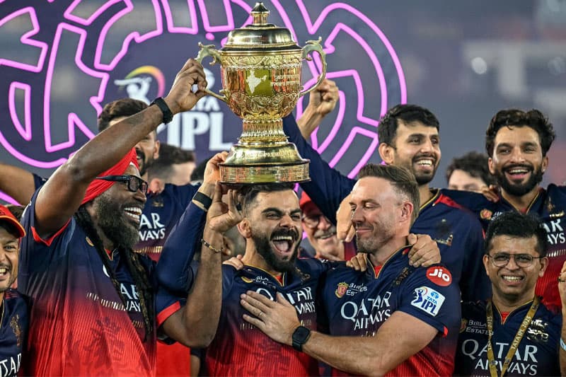 අංක 18 කමිසයෙන් 18 වැනි IPL කිරුළ දිනාගත් කෝලි ටෙස්ට් ක්රිකට් අගය කරයි