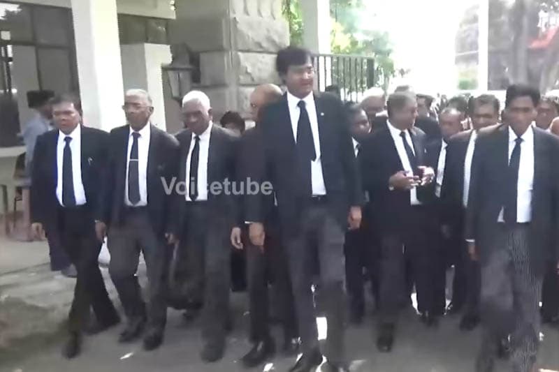 නීතිඥවරුන් පිරිසක් විරෝධතා පා ගමනක