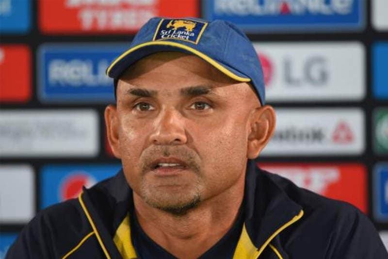 'ලොව අනෙක් ක්රිකට් කණ්ඩායම් කාලයත් එක්ක වෙනස් වෙද්දී අපි එකතැන පල්වෙනවා' - මාවන් අතපත්තු
