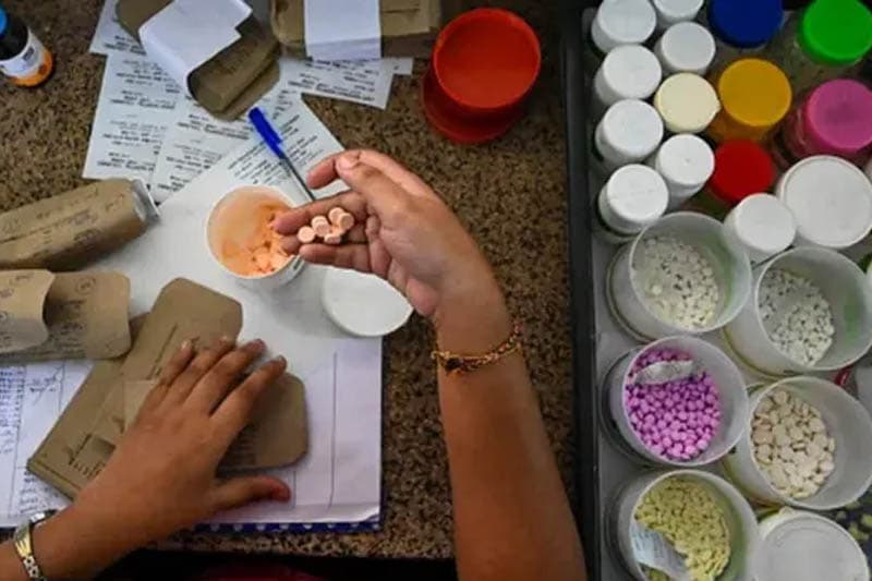ඖෂධ 1,000ක බලපත්ර අත්හිටුවයි: රෝහල්වල බෙහෙත් හිඟයක් එයිද?