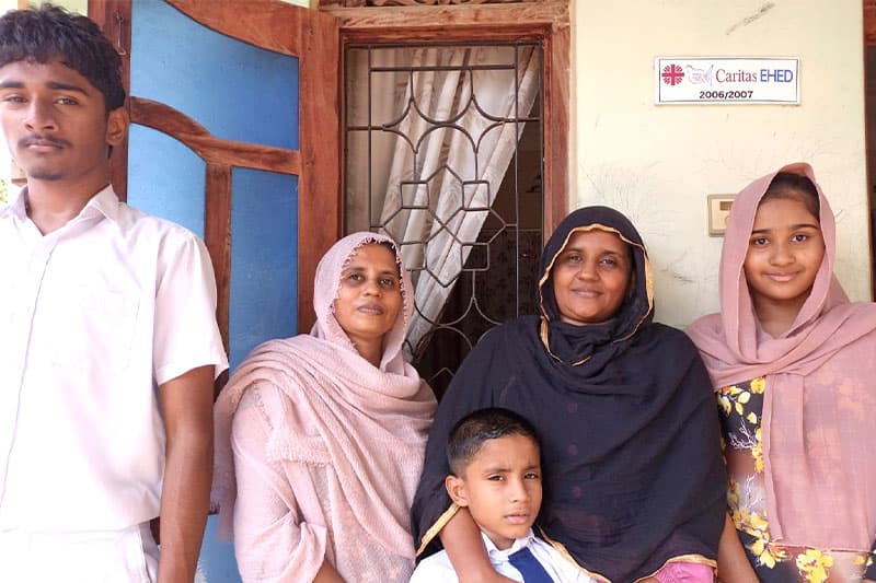ජල රළ කුඩු කළ ජීවිත දුහුවිලි ගසා හුස්ම දුන් මිනිසුන් | මෙලනි මානෙල් පෙරේරා