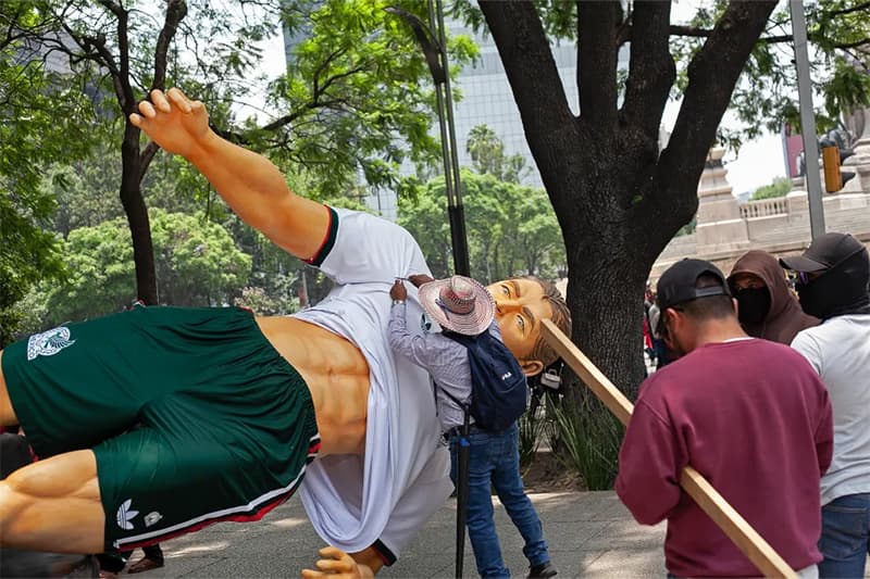 ලෝක කුසලාන සමාරම්භයට පෙර මෙක්සිකෝවේ උණුසුම් තත්ත්වයක්: ගුරු විරෝධතාවලින් ක්රීඩක ප්රතිමාත් බිමට!