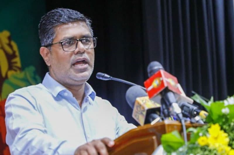 රේගු ආදායම වාර්තා තබද්දී ආනයනකරුවන්ගේ ගැටලු ගැන මුජිබර් කතා කරයි