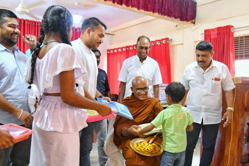 'ආදරය' අරගෙන නාමල් අවතැන් වූ දරුවන්ට පොත්පත් පාසැල් උපකරණ ලබා දෙයි