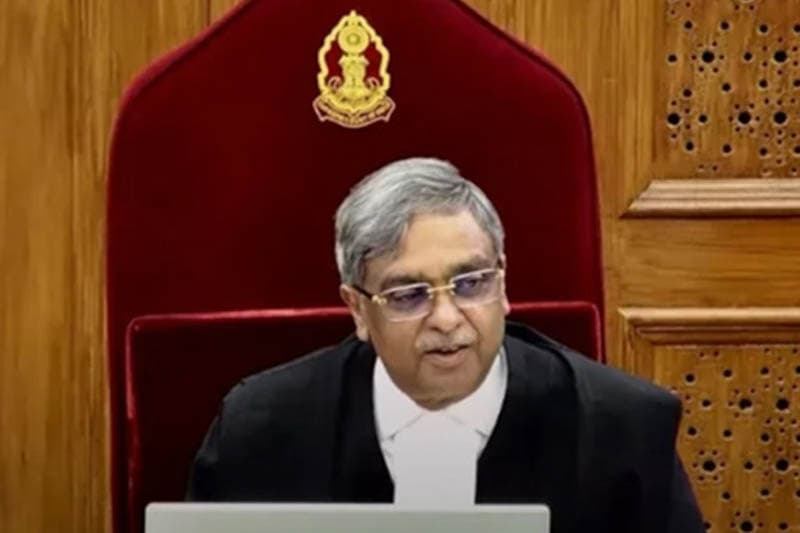 අයාලේ යන සුනඛයන්ට සෙත සලසන තීන්දුවක් දී ජාත්යන්තර කීර්තියට පත් ඉන්දියානු ශ්රේෂ්ඨාධිකරණ විනිසුරුතුමා
