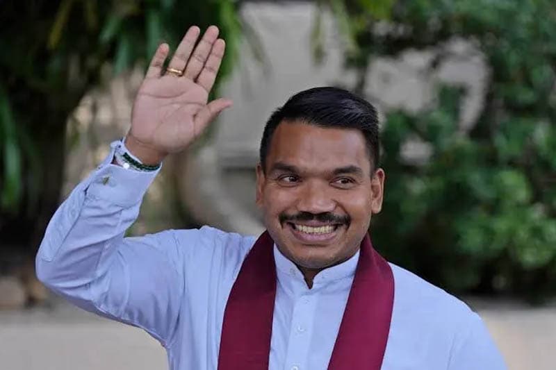 නීතීඥවරු නැතිව නාමල් තනිවම උසාවි ගිහින් !