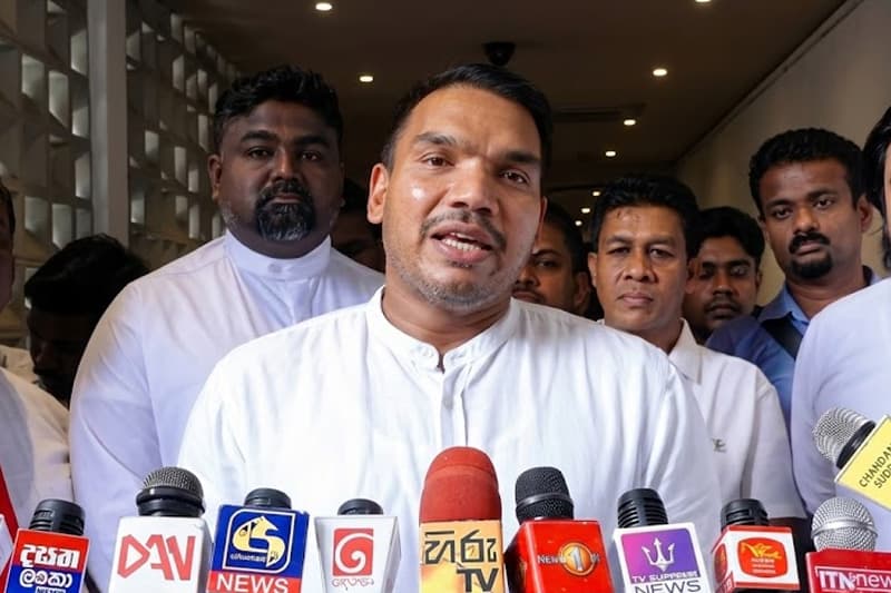 ඩෙංගු මර්දනයේ 'රෝගීන් 10 සීමාව' ගැන නාමල්ගෙන් ප්රහාරයක් !