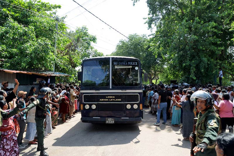 ලේ වැකි මීගමු සිරගෙදරින් ඉන්දීය ධීවරයන් 12ක් බේරාගත් රාජ්යතාන්ත්රික මෙහෙයුම