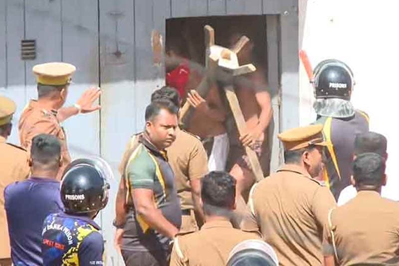 මීගමුව බන්ධනාගාරයෙන් නොනවත්වා වෙඩි ශබ්ද! - තත්ත්වය සමථයකට පත්ව ඇති බව කීවද නැවතත් මහා නොසන්සුන්තාවක්!