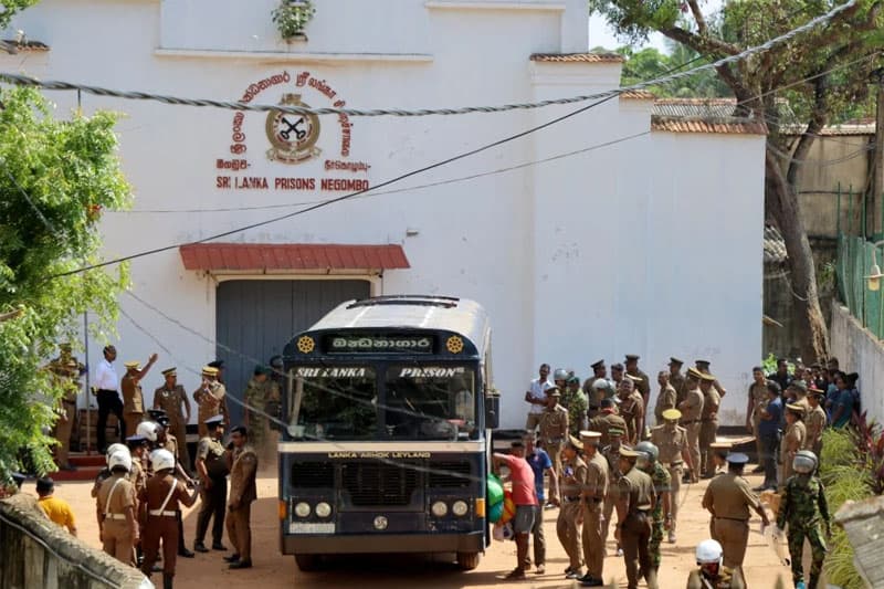 මීගමුව බන්ධනාගාර කැරැල්ල රට පුරා පැතිරෙද්දී නිලධාරී භාරයේ සිටි රැඳවියන් දෙන්නෙක් මරුට: මානව හිමිකම් කොමිසමෙන් හදිසි වැටලීමක්!