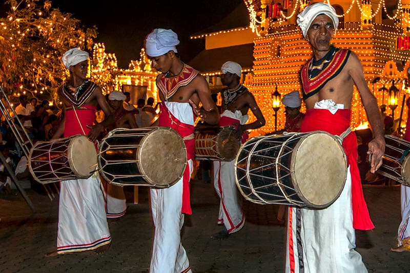 ශබ්ද කිරීමට බෞද්ධයාට ඇති අයිතියට අත නොතබනු! - History with Nirmal