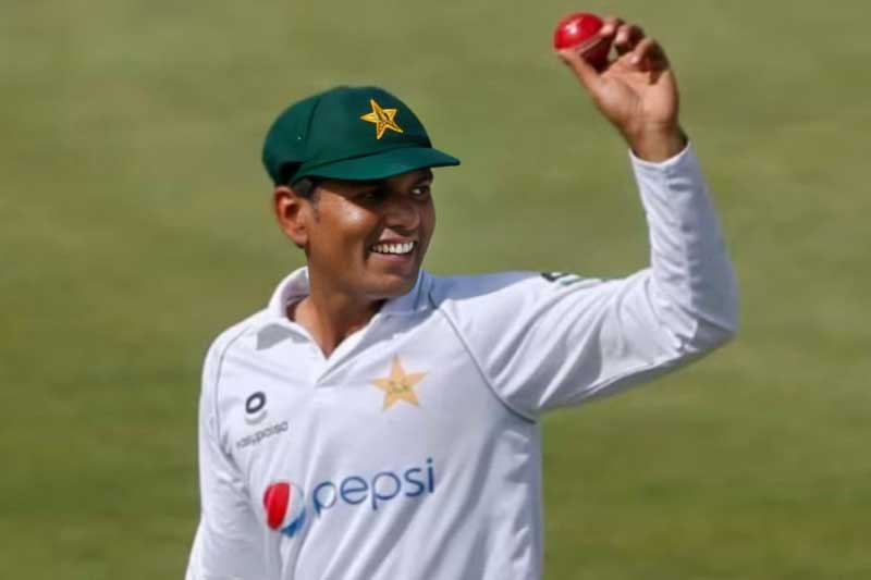 පාකිස්තානයේ නෝමන් අලි: ටෙස්ට් කඩුලු 100ක් ලබා ගත් ලොව වයස්ගතම ක්රීඩකයා