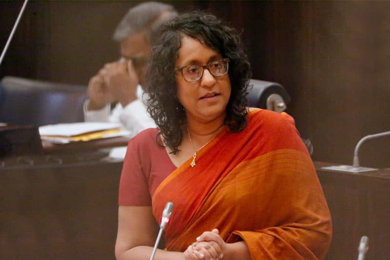 22 සංශෝධනයේ තීරණාත්මක ඡන්දය අද 7ට: අගමැතිනි හරිනි මොනවා කරයි ද ?