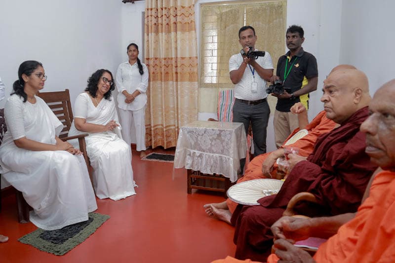 'ආගමික ස්ථාන ජාතික සමගියේ මධ්යස්ථාන කරන්න ඕනෑ' - අගමැතිනියගෙන් ප්රකාශයක්