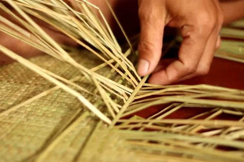 නිදා ගැනීමට අමතර දේටත් යොදා ගන්නා පැදුර | තිලක් සේනාසිංහ