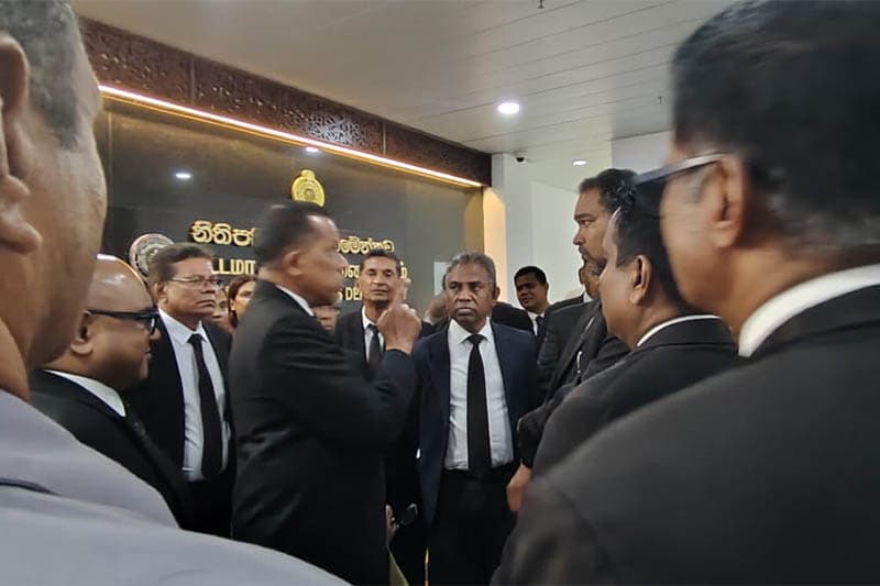 නීතිපතිට එරෙහිව හා පක්ෂව විරෝධතා !