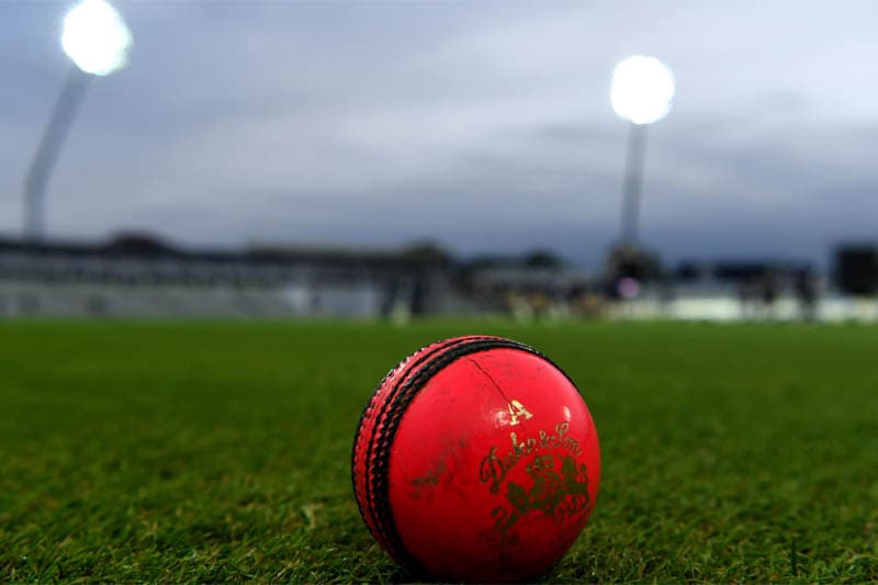 ටෙස්ට් තරගවලට රෝස පන්දු යොදා ගැනීමේ අත්හදා බැලීමක් !