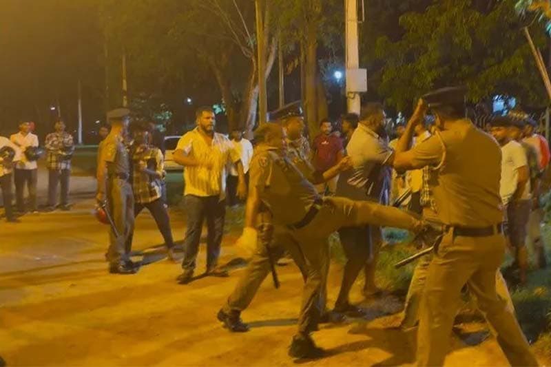 අලුත් අවුරුදු සංගීත සංදර්ශනයේ දී පොලිසිය තරුණයන්ට සරඹ දක්වයි