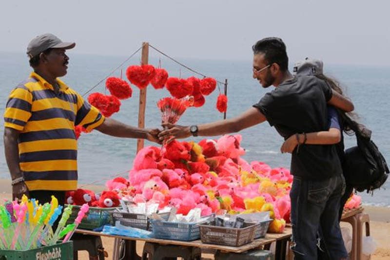 වැලන්ටයින් දින ආදරය: වෙළඳපොළෙන් හදවතට? | ආචාර්ය ප්රණීත් අභයසුන්දර