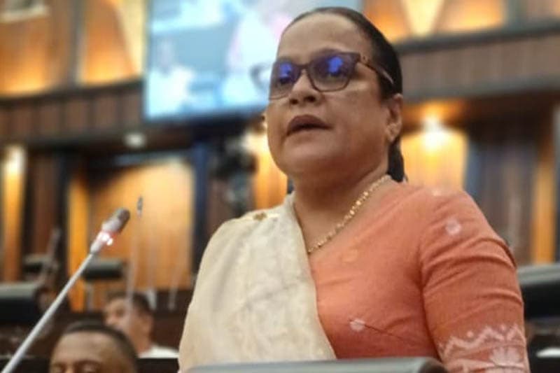 වතු කම්කරුවන් ගේ දීමනාව නීත්යනුකුලව ගෙවනවා නම් ඒ වෙනුවෙන් අත් දෙක ම උස්සනවා - රෝහිණී කවිරත්න