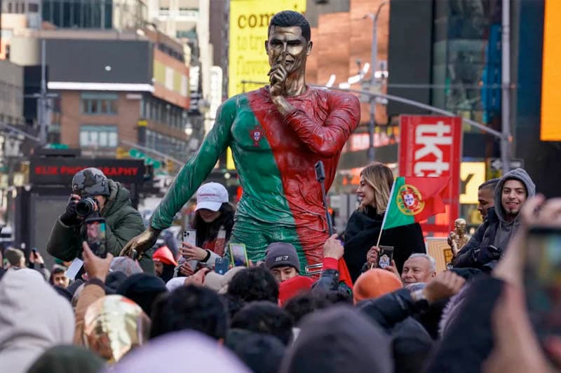 'Siiiiiuuuuu' හඬ නංවමින් නිරාවරණය වූ ටයිම්ස් චතුරස්රයේ රොනාල්ඩෝ ප්රතිමාව