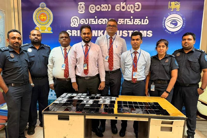 කටුනායකදී චීන ජාතිකයන් 3ක් සමග ජංගම දුරකතන 87ක් අත්අඩංගුවට