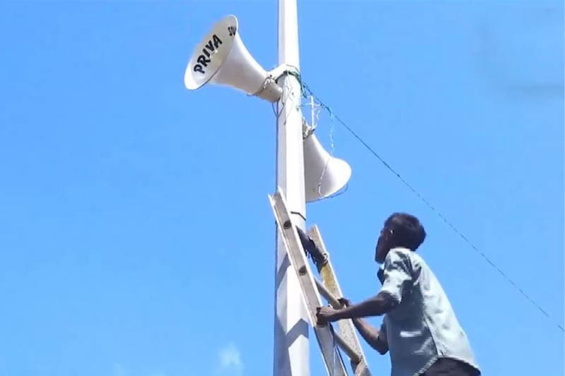 නුගේගොඩ විපක්ෂ රැළියේ ශබ්ද විකාශන යන්ත්ර ගලවයි
