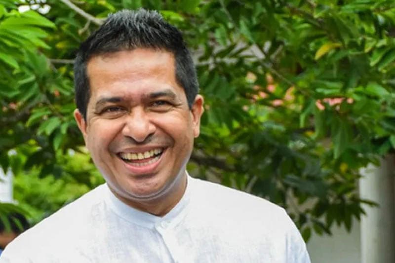 සජබ මන්ත්රී කණ්ඩායම් රැස්වීමේ දී සුජීව බාල්දියක් පෙරළයි