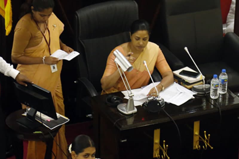 කොළඹින් බැරි වුණු පාඩම ගමෙන් ඉගෙන ගත් කොමසාරිස්වරිය | සුනිල් කන්නන්ගර