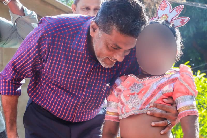 පුලතිසි පුර රජාගේ බාළිකා ස්පර්ශයේ හොඳ නරක මනින්නට මාදිවෙලට වී ඇඟිලි ගැනීම