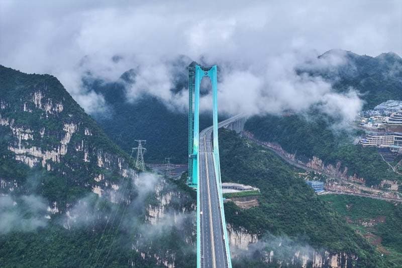 ලොව උසම පාලම වන චීනයේ Huajiang පාලම ගමනාගමනය සඳහා විවෘත කෙරේ