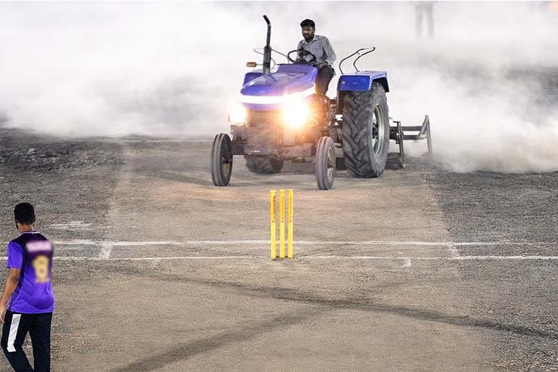 තරගයට ආරාධනය නොකිරීමෙන් කුපිත වූ දේශපාලනඥයා ට්රැක්ටරයකින් පැමිණ තණතීරුව හාරයි