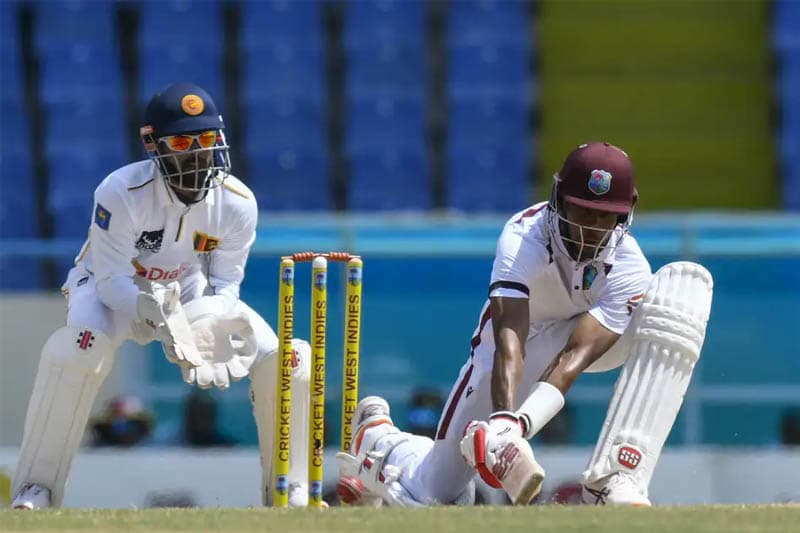 කොදෙව්වන් ලෝක වාර්තා පොත් අලුත් කරද්දී ලංකාව ලකුණු 303ක් පිටුපසින්