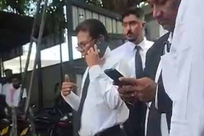අත්අඩංගුවට ගැනීමට සොයමින් සිටින නීතිඥ ගුණරත්න වන්නිනායක අධිකරණයට ඉදිරිපත් වෙයි