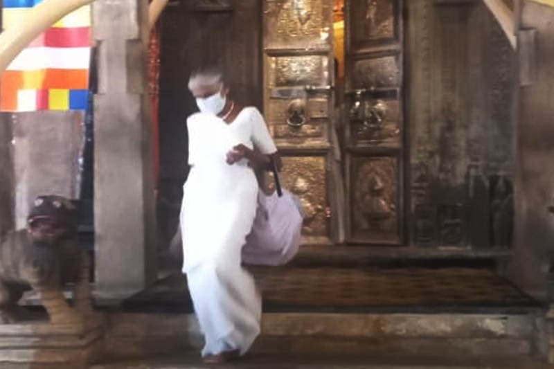 'දරු ඵල වැරූදා' දළදාවට ආවඩන ආලත්ති අම්මලා - (ඉෂංඛා සිංහආරච්චි)