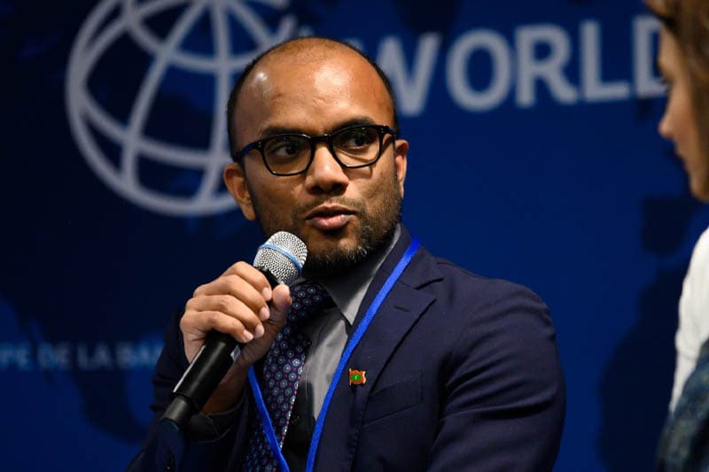 මාලදිවයින ඇද වැටේ