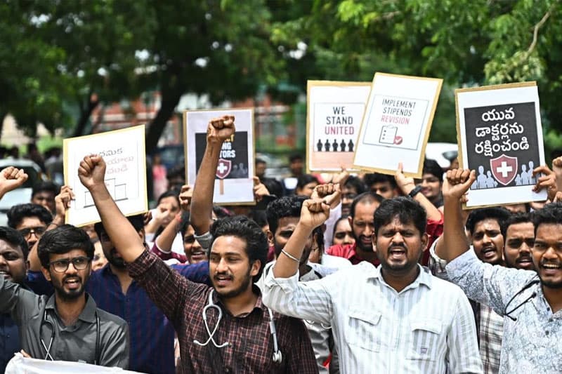ආන්ද්රා ප්රදේශ් කනිෂ්ඨ වෛද්ය වර්ජනය උත්සන්න වෙයි: හදිසි ප්රතිකාර සේවාත් ඇණහිටී