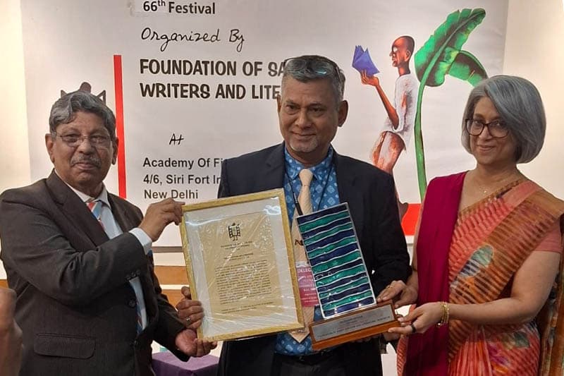 ප්රවීණ සාහිත්යවේදී අනුරසිරි හෙට්ටිගේ සාර්ක් සාහිත්යය සම්මානයෙන් පිදුම් ලබයි
