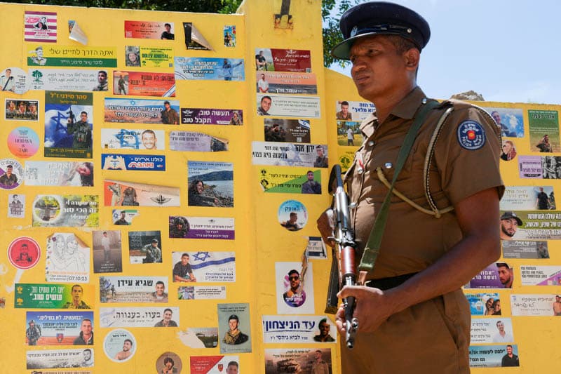 'ආරුගම්බේ ඇත්ත සහ නැත්ත' - (සේනක ද සිල්වා)
