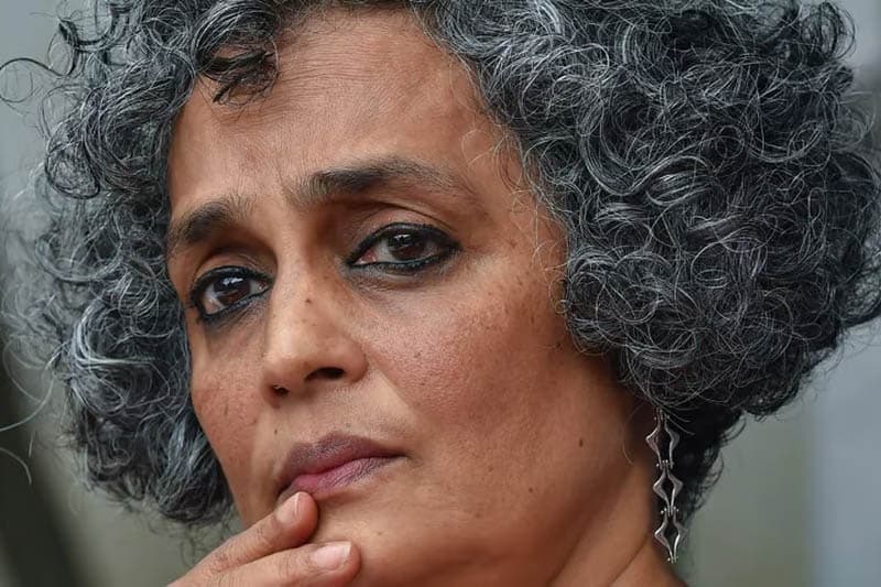 බුකර් සම්මාන ලාභී ඉන්දීය ලේඛිකා අරුන්දතී රෝයි අදහස් ප්රකාශ කිරීමේ වරදට සිපිරි ගෙට?