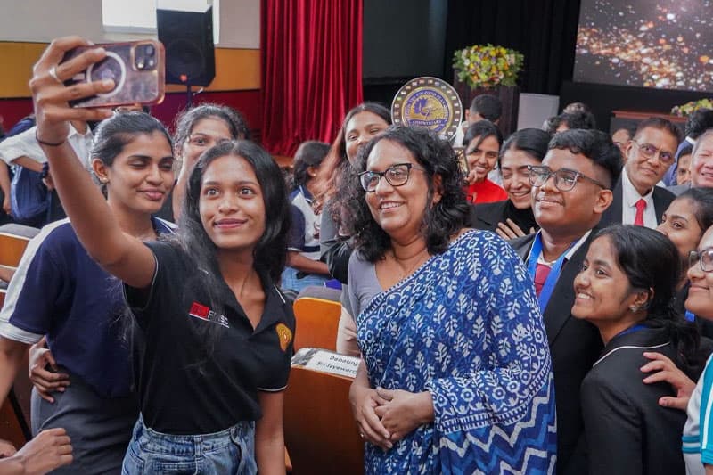රාජ්ය විශ්වවිද්යාල කඩාවැටීමේ තර්ජනයක: අගමැතිනි හරිනීට ආචාර්ය අතුලසිරිගෙන් විවෘත ලිපියක්!