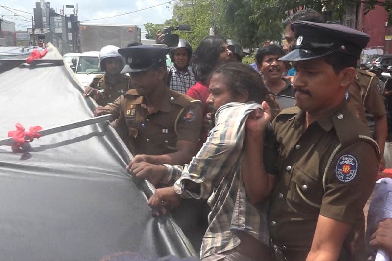මේ ආණ්ඩුවත් විරෝධතාකරුවන්ට පිළිතුරු දෙන්නෙ මැර බලයෙන් - නුවන් බෝපගේ