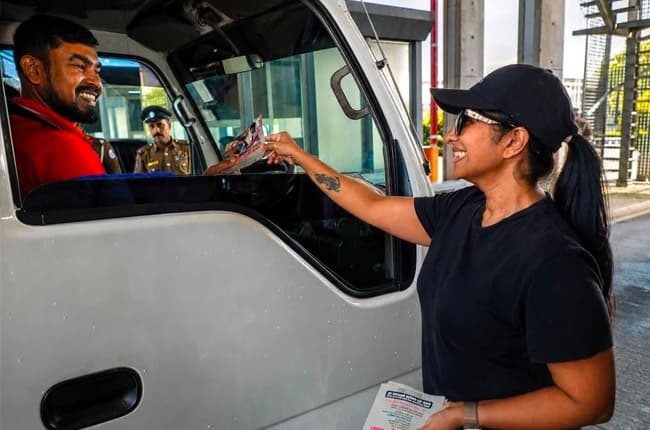 අධිවේගී මඟීන්ට සීට් බෙල්ට් අනිවාර්යයි: දැනුවත් කරන්න සමනලීත් පාරට බසී