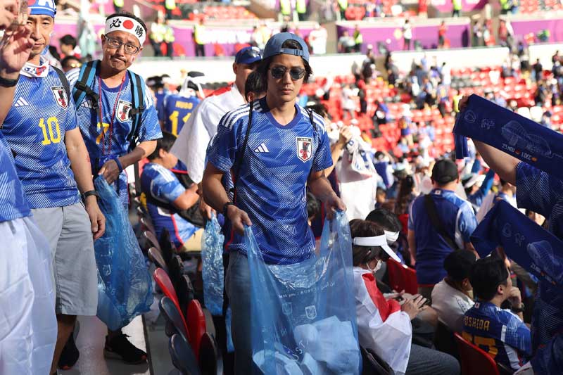 ලෝකෙට පරකාසේ, ගෙදරට මරගාතේ: ජපනුන්ගේ ක්රීඩාංගණ පිරිසිදු කිරීම!