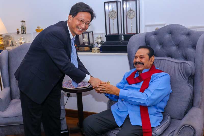 මහින්ද බලන්න චීන තානාපති එයි ; තංගල්ලේ කාල්ටන් නිවෙසට ජන ගඟක් !