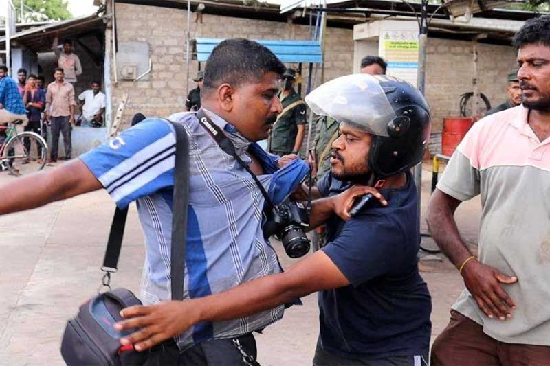 ජනමාධ්යවේදීන්ට එරෙහි මේ නිල-නොනිල මැරකම් ගැන ජනමාධ්ය ඇමැති නොදන්නේ ඇයි?