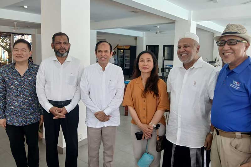 නැඟෙනහිර සංචාරක සිතියම වෙනස් කරන්න හකීම් සහ හිස්බුල්ලා එක අඩවියකට! - ගිනිකොනදිග ආසියානු තානාපතිවරු ආරුගම්බේදී මුස්ලිම් කොංග්රසය හමුවෙති
