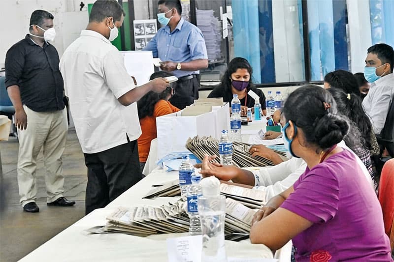 රාජ්ය සේවයේ වෙනස්කොට සැලකීම: ව්යවස්ථාවේ රැකවරණය සහ බිම්මට්ටමේ තිත්ත ඇත්ත | චලක ප්රමුදිත ලුණුවිලගේ