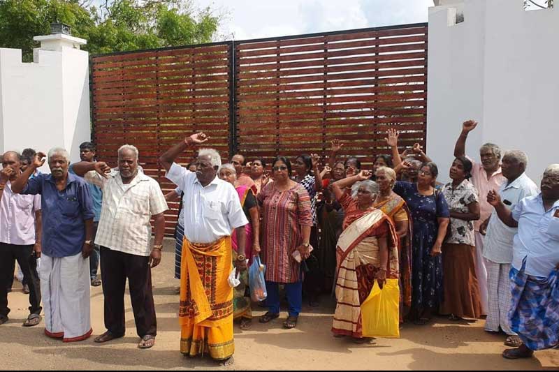 උතුරේ අක්කර දාස් ගණනක් අල්ලාගෙන හමුදාව ගොවිතැනට බැහැලා
