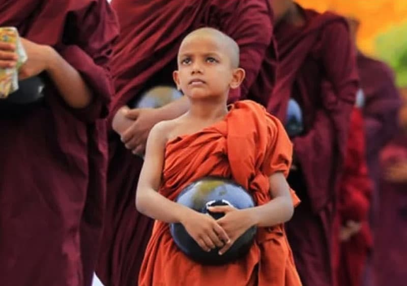 පොඩි එකෙක් මහණ කරන එක ළමා අපයෝජනයක් වෙන්නෙ ඇයි ? - (චින්තන ධර්මදාස)